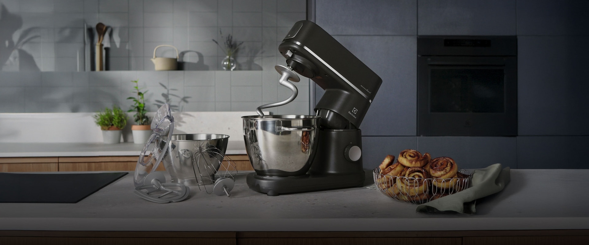 Köksmaskin och nybakade kanelbullar